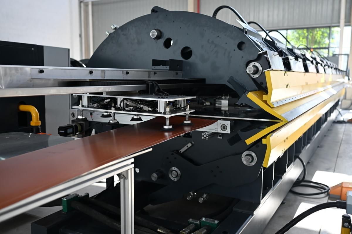 High-quality cnc folding machine showcasing precision bending capabilities High-quality cnc folding machine showcasing precision bending capabilities