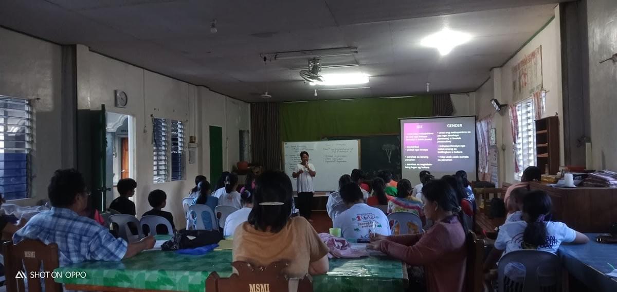 Si Wilma Tero-Mangilay habang nagtuturo sa Midsalip Subanen Ministry Incorporated (MSMI). Si Wilma Tero-Mangilay habang nagtuturo sa Midsalip Subanen Ministry Incorporated (MSMI).