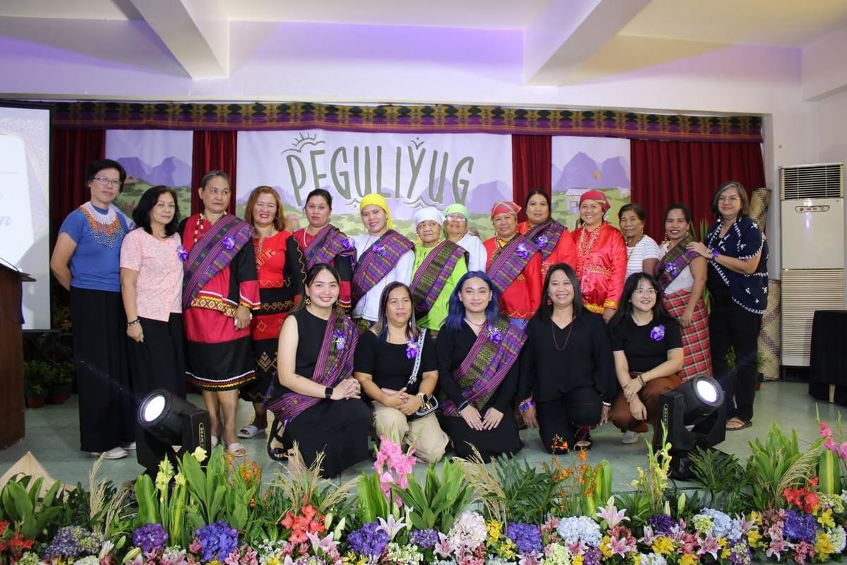 Mga nagsipagtapos na Katutubong kababaihan kasama ang LILAK sa IWOMEN Batch 2 Graduation noong Agosto 29, 2024 sa UP Diliman. Mga nagsipagtapos na Katutubong kababaihan kasama ang LILAK sa IWOMEN Batch 2 Graduation noong Agosto 29, 2024 sa UP Diliman.