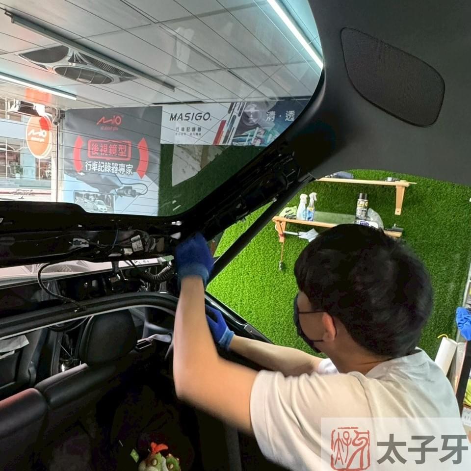Tesla Model Y 安裝 Polaroid T1222 點煙孔供電與右側走線示範 Tesla Model Y 安裝 Polaroid T1222 點煙孔供電與右側走線示範