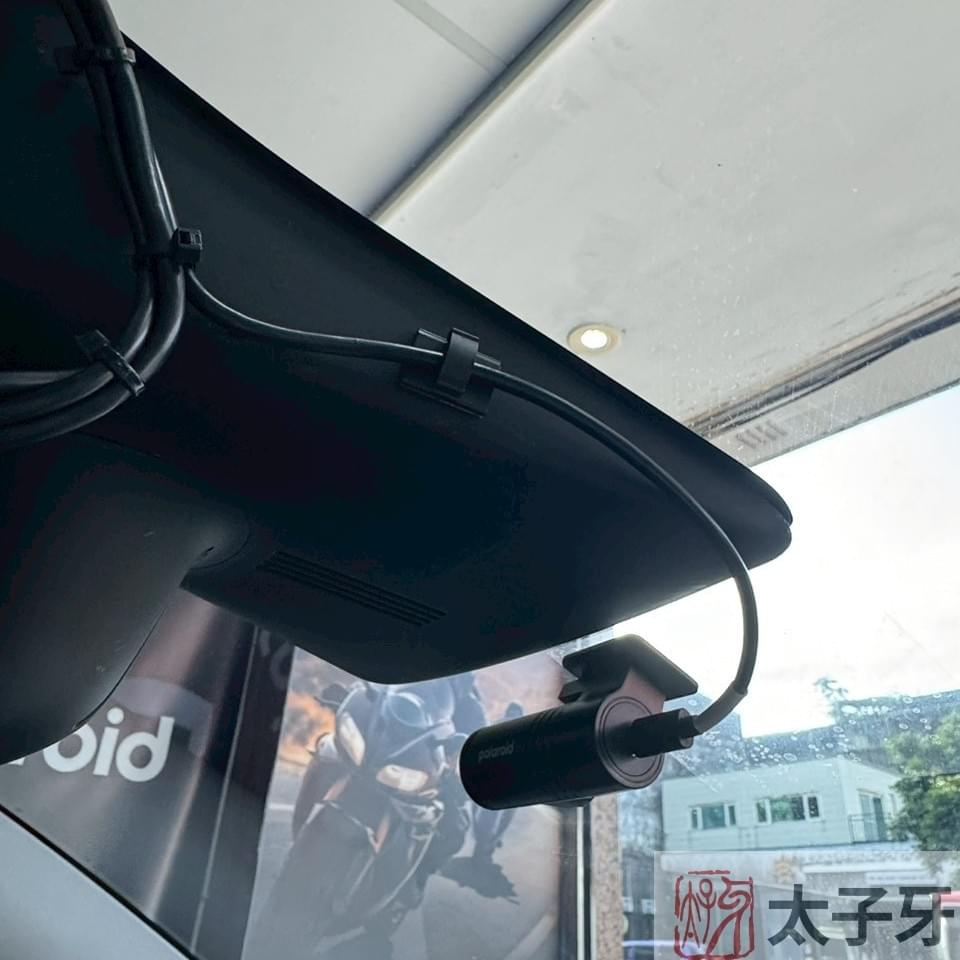 Tesla Model Y 安裝 Polaroid T1222 點煙孔供電與右側走線示範 Tesla Model Y 安裝 Polaroid T1222 點煙孔供電與右側走線示範