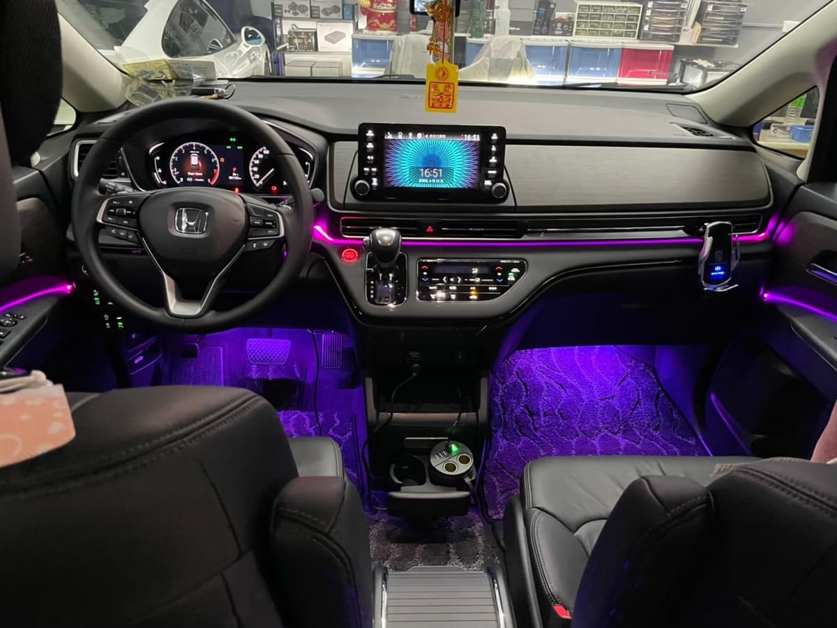 黑夜中 Odyssey 停車伴隨氣氛燈光開啟 黑夜中 Odyssey 停車伴隨氣氛燈光開啟
