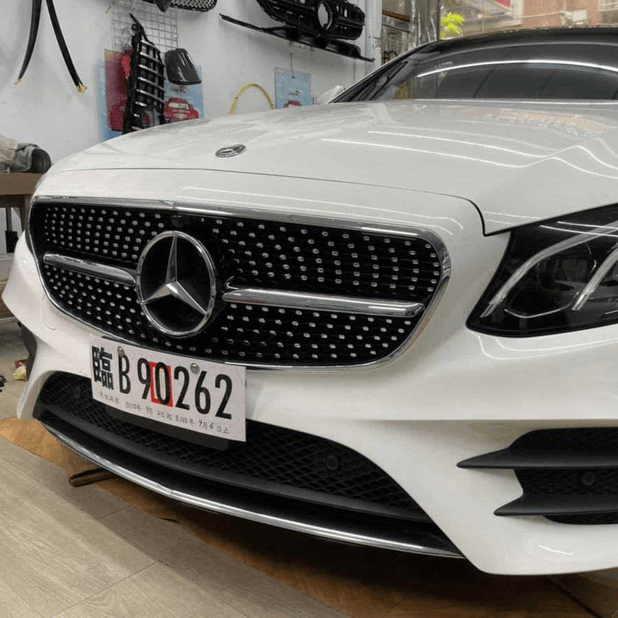 Mercedes-Benz W213 滿天星前水箱護罩正面展示 Mercedes-Benz W213 滿天星前水箱護罩正面展示