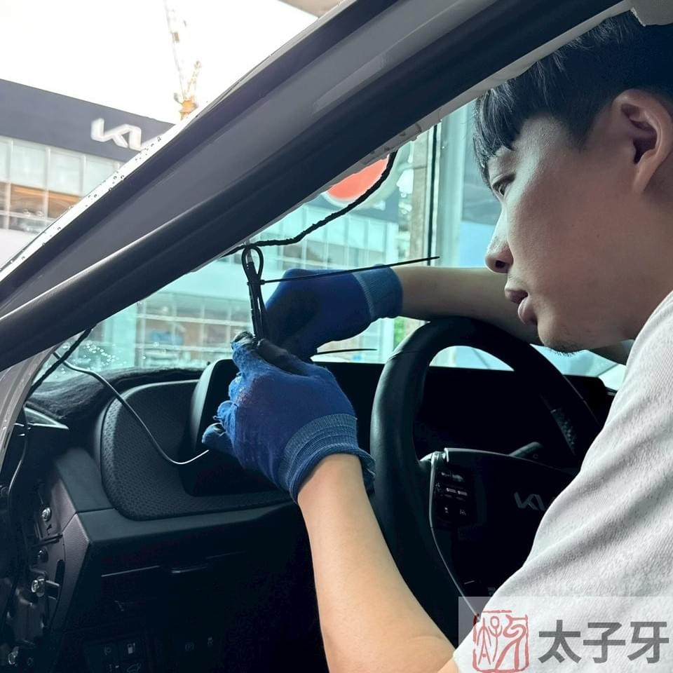Kia EV6 安裝 Polaroid T1222 電子後視鏡 左側隱藏走線示意 Kia EV6 安裝 Polaroid T1222 電子後視鏡 左側隱藏走線示意