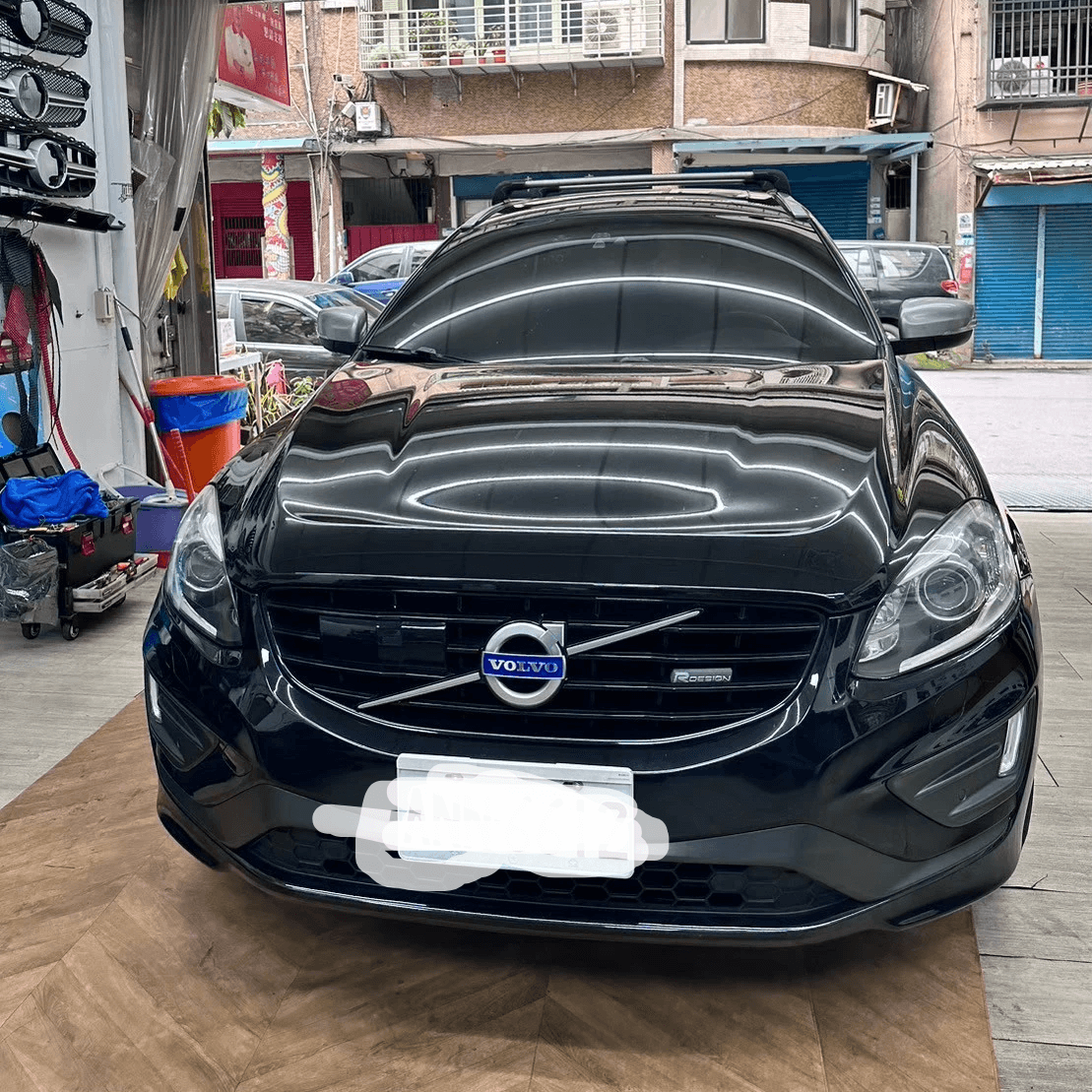 技師安裝 Volvo 車側踏板支架 技師安裝 Volvo 車側踏板支架