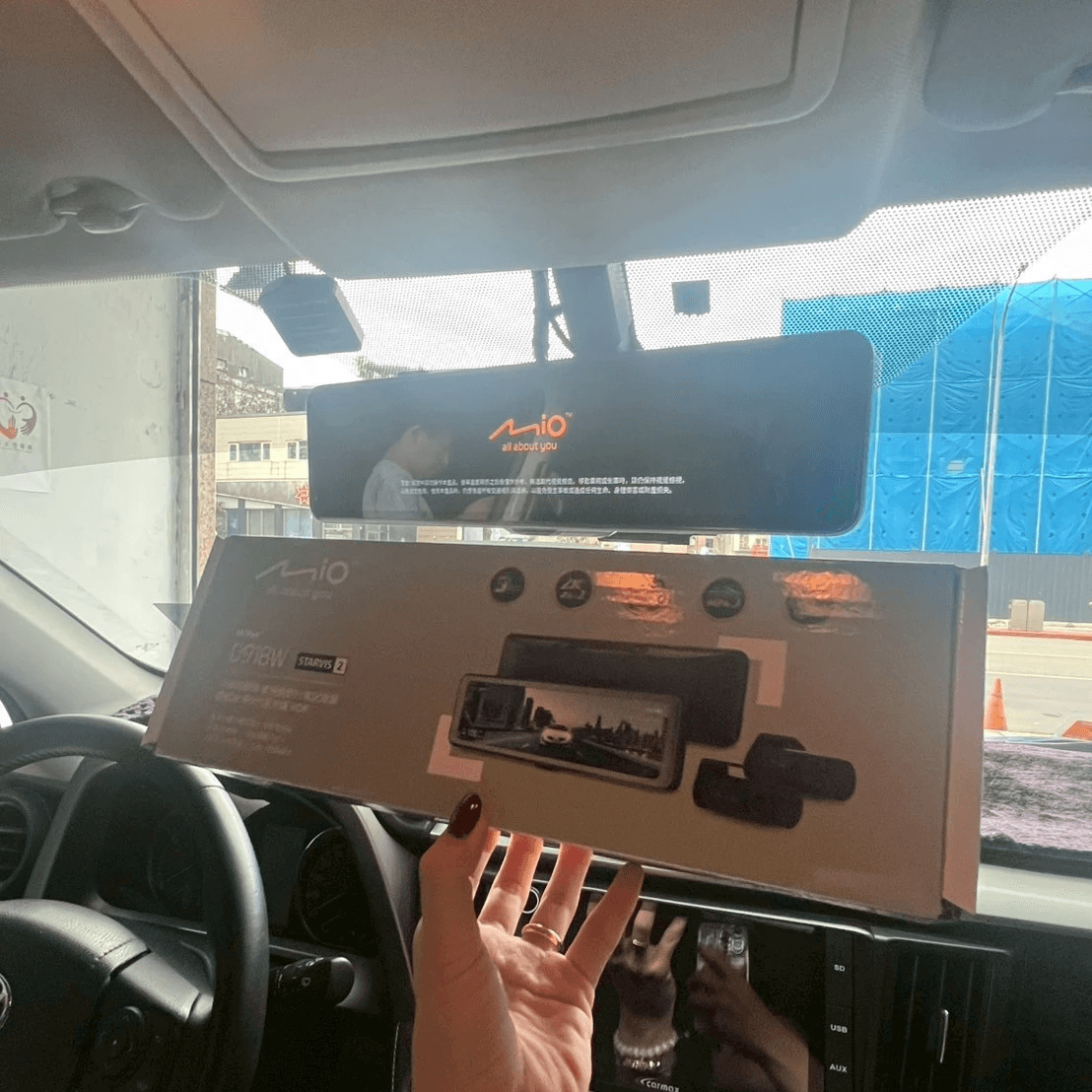 Mio D918W電子後照鏡外觀特寫,清晰螢幕呈現 Mio D918W電子後照鏡外觀特寫,清晰螢幕呈現