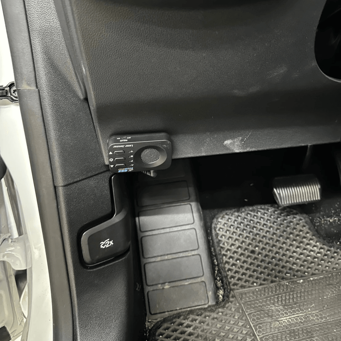 Ford Focus 行駛中隱藏式防護罩外觀 Ford Focus 行駛中隱藏式防護罩外觀