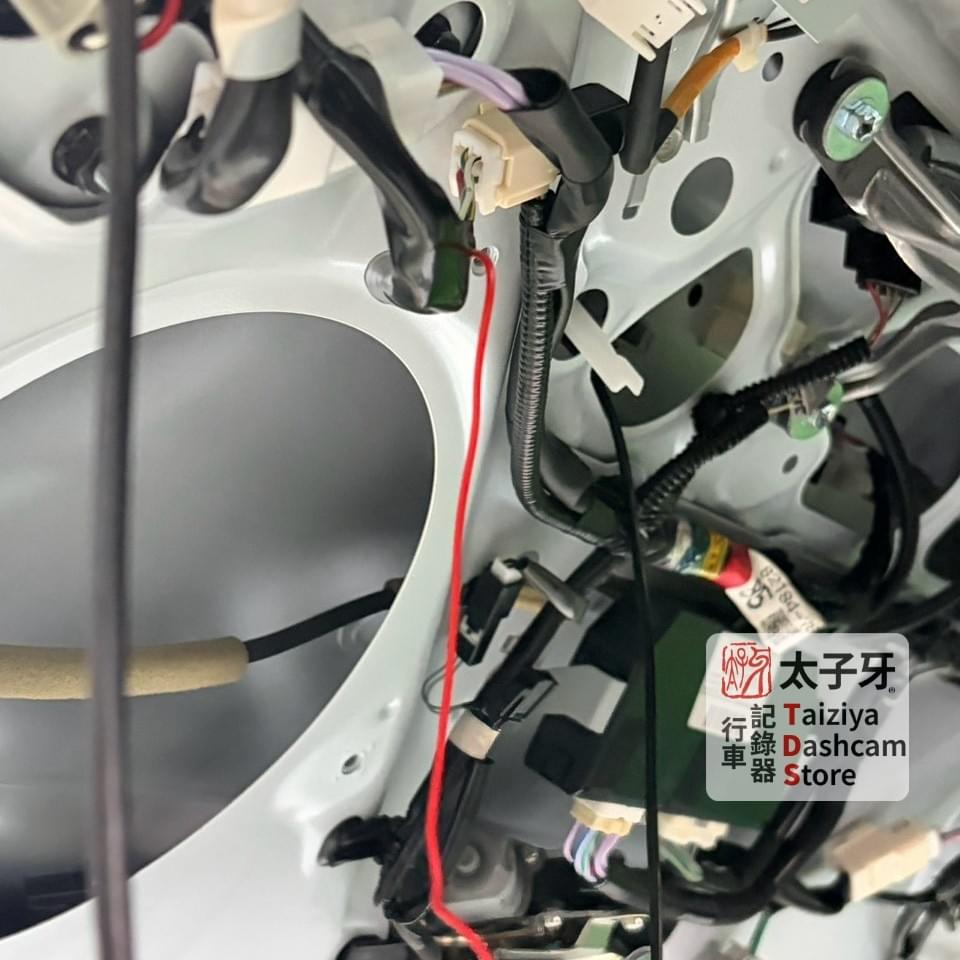 T1211D 防水後鏡頭安裝於車外示意 T1211D 防水後鏡頭安裝於車外示意