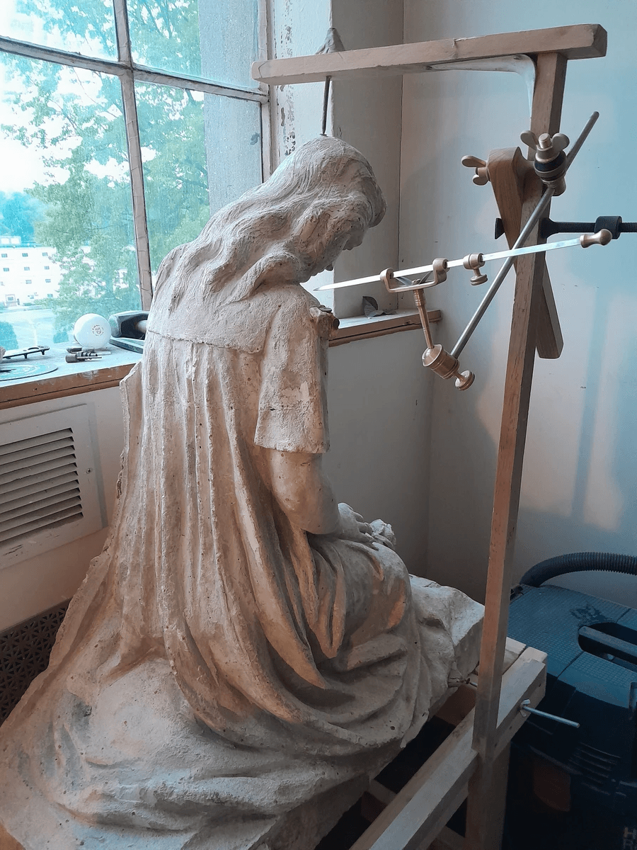 Pointing Machine and Plaster Monument Model Photo #2 Pointing Machine and Plaster Monument Model Photo #2
