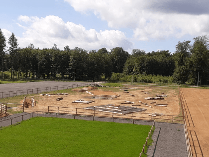 - deux pistes extérieures de 40 x 80 chacune - une piste de mountain trail de 40 x 120 certifiée IMTCA (www.imtca.org) avec des obstacles très variés - deux pistes extérieures de 40 x 80 chacune - une piste de mountain trail de 40 x 120 certifiée IMTCA (www.imtca.org) avec des obstacles très variés