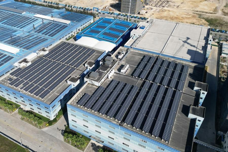 Scenario ad alta temperatura sui tetti del fotovoltaico aziendale in Italia, adatto a layout ad alta densità; i moduli fotovoltaici a triplo taglio consentono una potenza installata più elevata per unità di superficie. Scenario ad alta temperatura sui tetti del fotovoltaico aziendale in Italia, adatto a layout ad alta densità; i moduli fotovoltaici a triplo taglio consentono una potenza installata più elevata per unità di superficie.