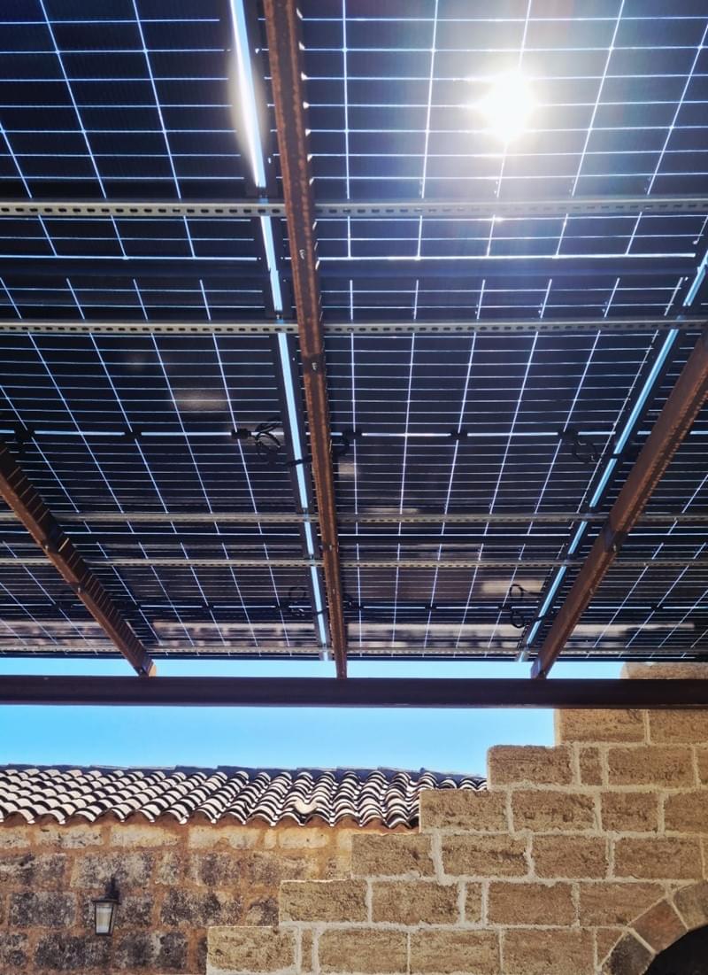 Module bifacial bi-verre transparent utilisant la lumière réfléchie sous une ombrière photovoltaïque de parking Module bifacial bi-verre transparent utilisant la lumière réfléchie sous une ombrière photovoltaïque de parking