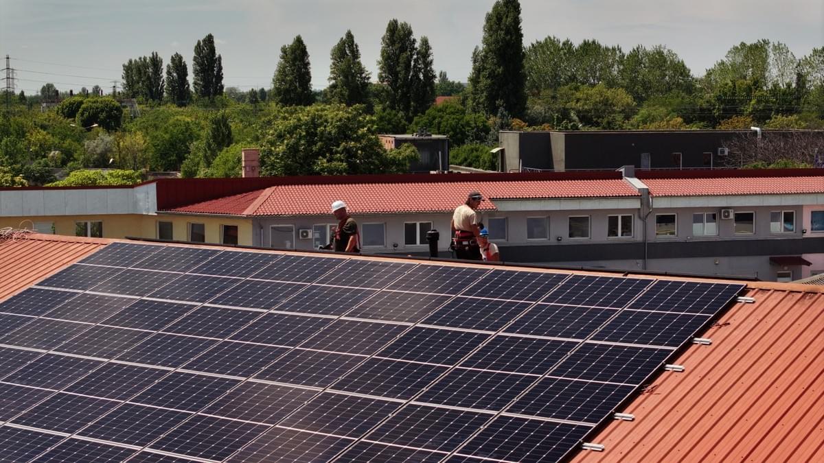 Caso di installazione di moduli fotovoltaici IBC 450W su tetto aziendale. Caso di installazione di moduli fotovoltaici IBC 450W su tetto aziendale.