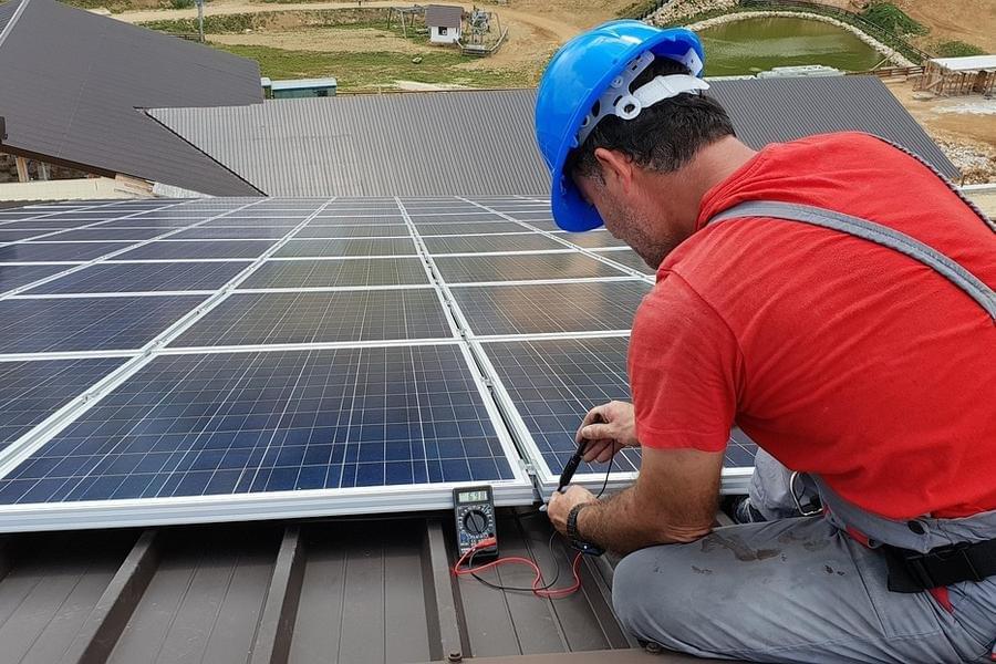 Tecnico al lavoro su un impianto fotovoltaico aziendale per verifica e manutenzione. Tecnico al lavoro su un impianto fotovoltaico aziendale per verifica e manutenzione.