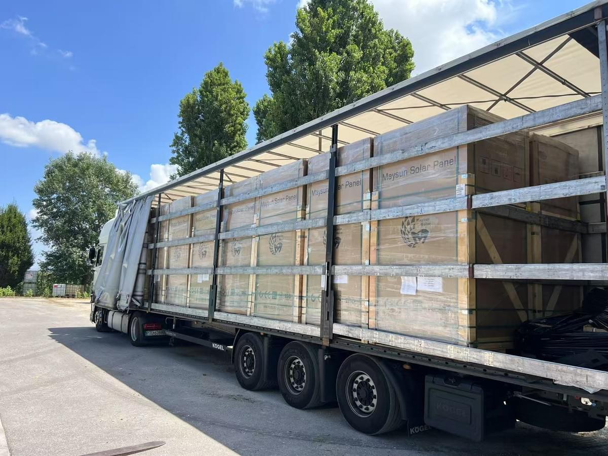 Camion carico di pannelli fotovoltaici, pronto per la consegna al cliente. Camion carico di pannelli fotovoltaici, pronto per la consegna al cliente.