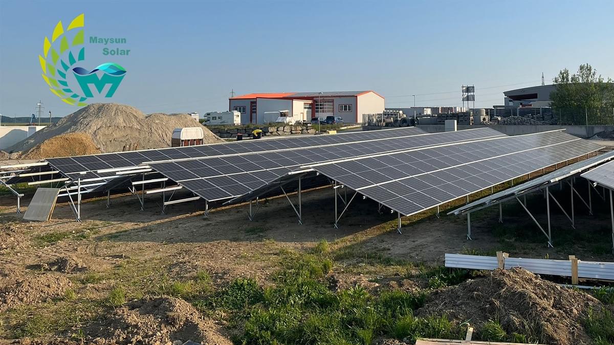 Nedan är en bild på vår kund från Österrike som installerar Maysun Solar solpaneler nära sin fabrik! Klicka på bilden för att lära dig mer om produkten! Nedan är en bild på vår kund från Österrike som installerar Maysun Solar solpaneler nära sin fabrik! Klicka på bilden för att lära dig mer om produkten!