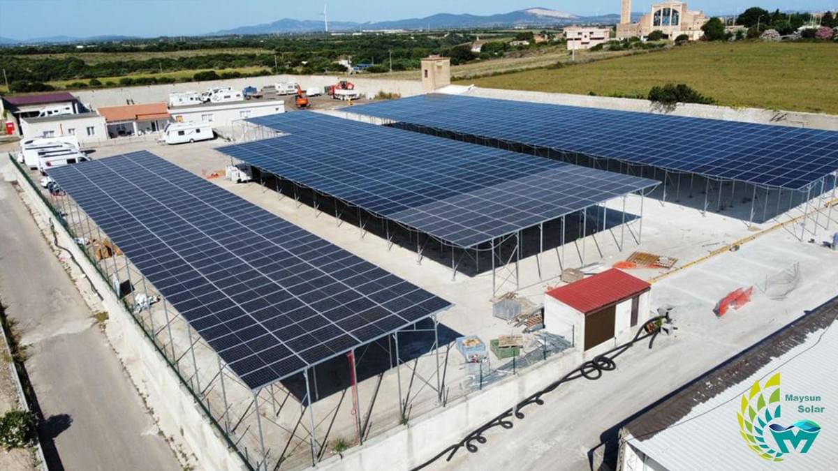 Maysun Solars solpaneler installerade på en carport på Sardinien, Italien, klicka på bilden för mer information. Maysun Solars solpaneler installerade på en carport på Sardinien, Italien, klicka på bilden för mer information.