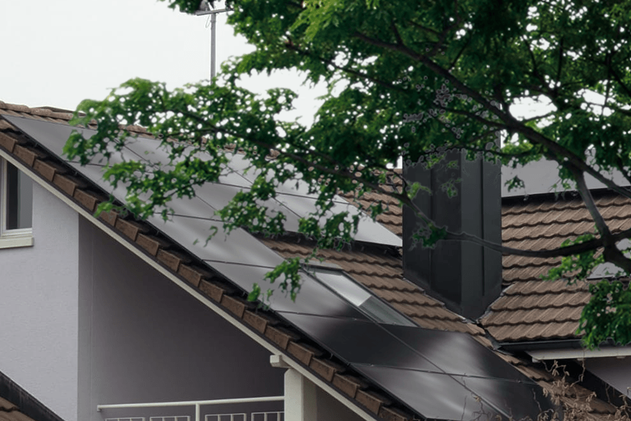 Moduli fotovoltaici a triplo taglio installati su tetti complessi, adatti a progetti con ombreggiamento e ristrutturazione del tetto. Moduli fotovoltaici a triplo taglio installati su tetti complessi, adatti a progetti con ombreggiamento e ristrutturazione del tetto.