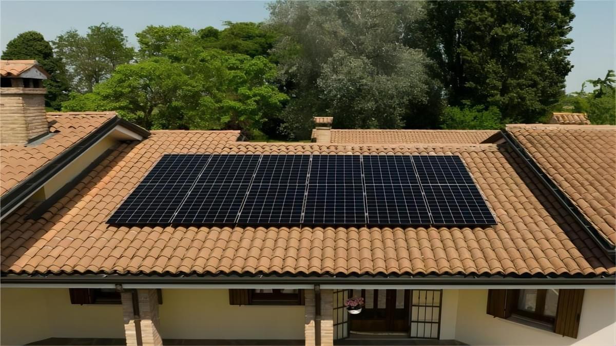 IBC fotovoltaické moduly na střeše s taškami, spojující estetiku a vysoký výkon výroby energie. IBC fotovoltaické moduly na střeše s taškami, spojující estetiku a vysoký výkon výroby energie.