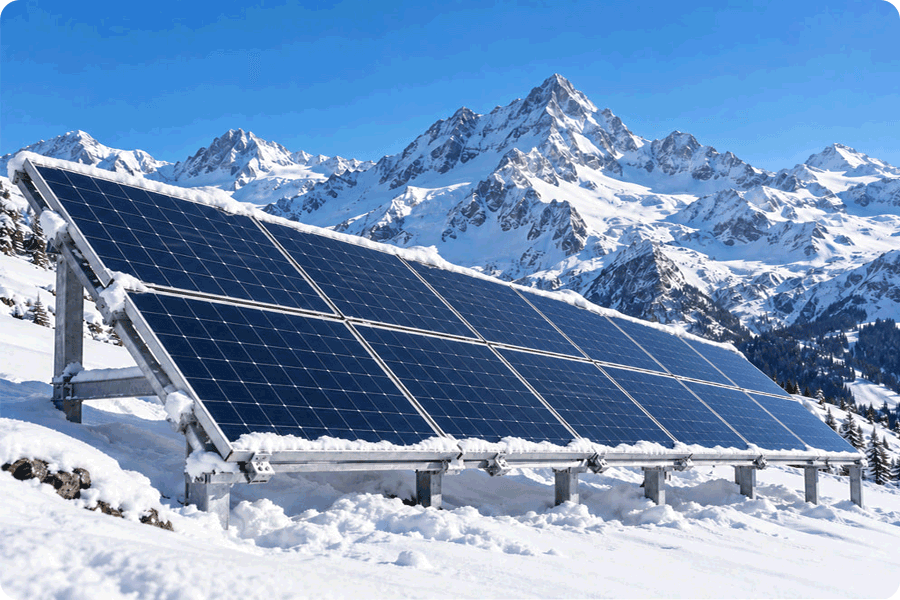 Photovoltaikanlage in einer schneereichen Alpenregion. Photovoltaikanlage in einer schneereichen Alpenregion.