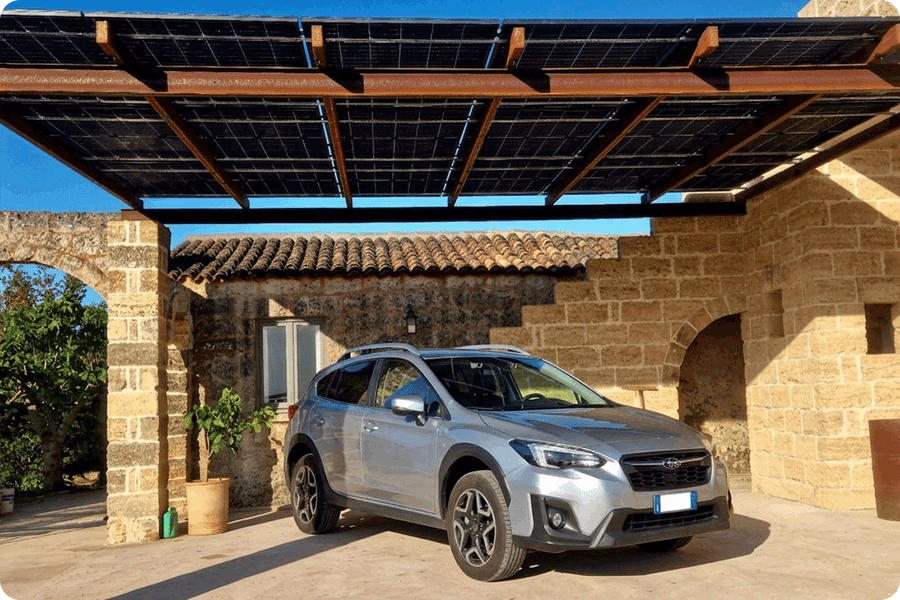 Le pensiline solari per auto possono fungere da complemento agli impianti fotovoltaici. Le pensiline solari per auto possono fungere da complemento agli impianti fotovoltaici.