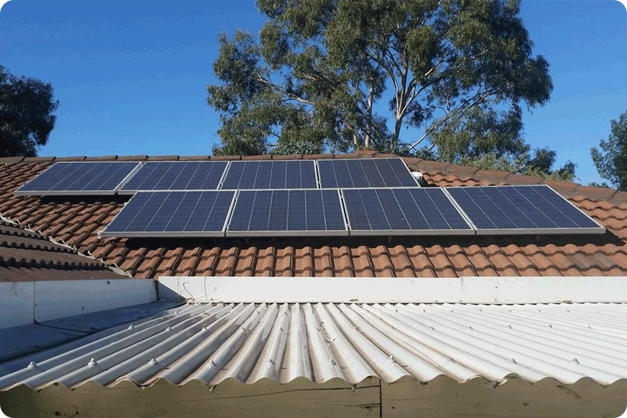 Beispiel einer horizontalen Freiflächeninstallation – reduziert Verschattungsverluste bei flachem Sonnenstand. Beispiel einer horizontalen Freiflächeninstallation – reduziert Verschattungsverluste bei flachem Sonnenstand.
