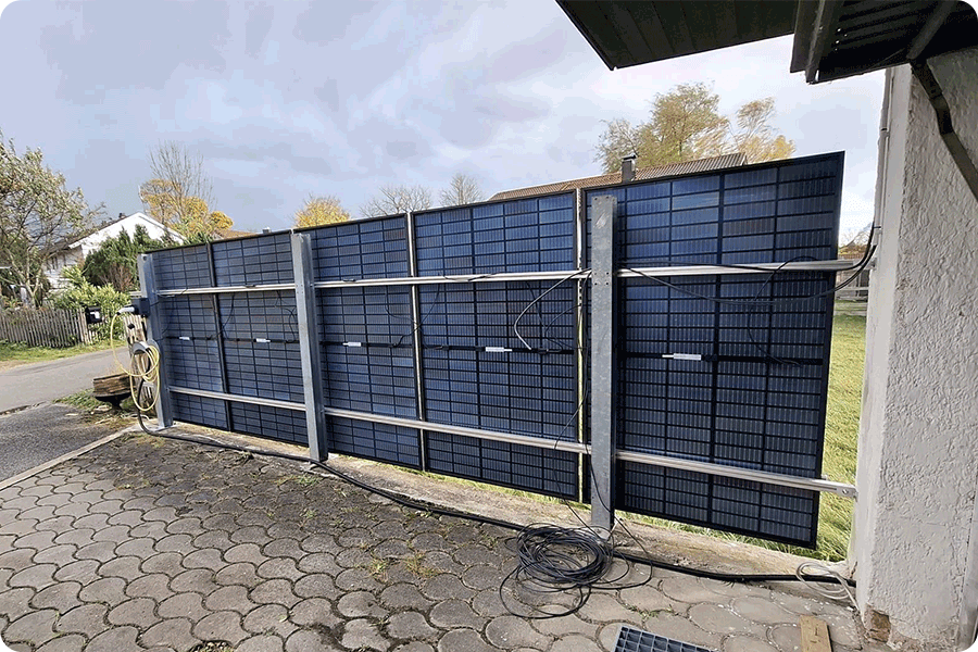 Moduli fotovoltaici installati su una recinzione, uno degli scenari di integrazione residenziale oltre il tetto. Moduli fotovoltaici installati su una recinzione, uno degli scenari di integrazione residenziale oltre il tetto.