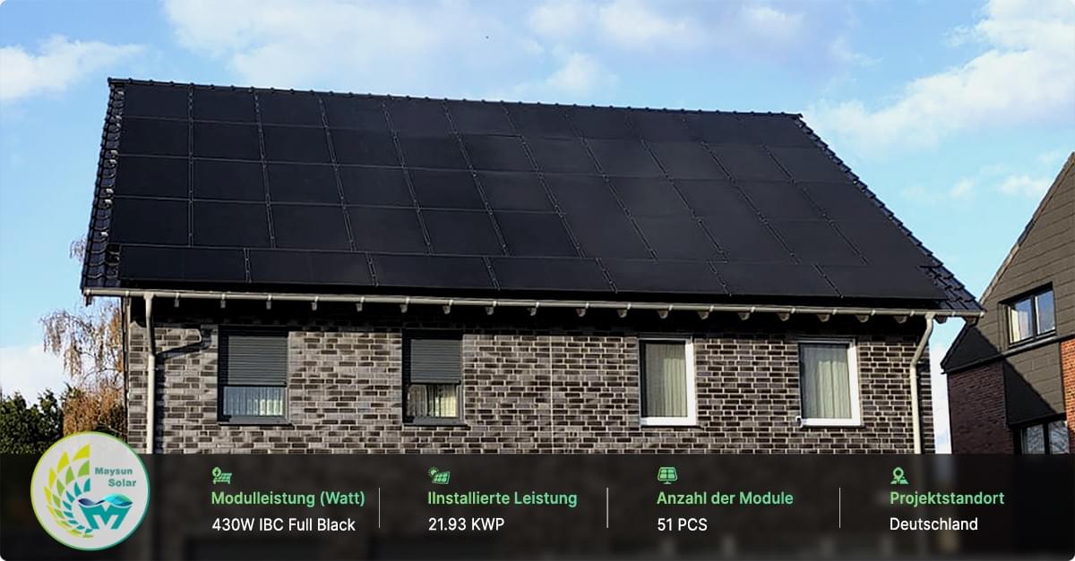 Deutschland – IBC 430W Full Black Solaranlage mit 21,93 kWp Gesamtkapazität, bestehend aus 51 Modulen. Deutschland – IBC 430W Full Black Solaranlage mit 21,93 kWp Gesamtkapazität, bestehend aus 51 Modulen.