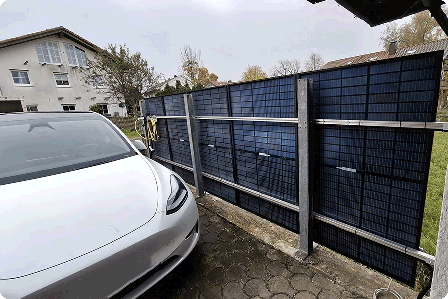 Zaun-Photovoltaik kann eine sinnvolle Ergänzung für private PV-Systeme sein. Zaun-Photovoltaik kann eine sinnvolle Ergänzung für private PV-Systeme sein.