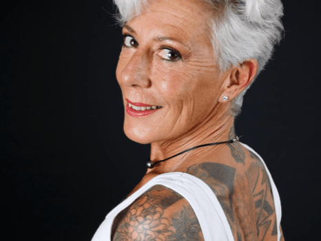 colibree, intergeneration, misa, senior, 57 ans, tatouage, influenceuse colibree, intergeneration, misa, senior, 57 ans, tatouage, influenceuse