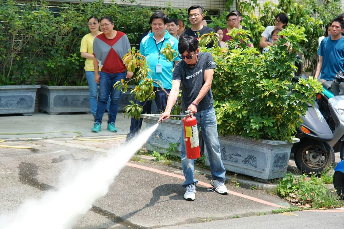 全國防災守護協會內政部立案全國性團體,北中南皆有據點及講師,免費義務性的教育訓練和講習,授課證明,消防大隊,法定年度課程,消防安全、災害危機與應變能力、勞工安全與職業災害、天然災害預防與保命方法、防火防災避難逃生、用電安全哈姆立克.AED .CPR設備實作講解、婦幼安全、兩性平等、性騷擾防範/防暴安全、紓壓解壓、安全防護宣導、民防團與全民國防、校園安全與校園霸凌。 全國防災守護協會內政部立案全國性團體,北中南皆有據點及講師,免費義務性的教育訓練和講習,授課證明,消防大隊,法定年度課程,消防安全、災害危機與應變能力、勞工安全與職業災害、天然災害預防與保命方法、防火防災避難逃生、用電安全哈姆立克.AED .CPR設備實作講解、婦幼安全、兩性平等、性騷擾防範/防暴安全、紓壓解壓、安全防護宣導、民防團與全民國防、校園安全與校園霸凌。