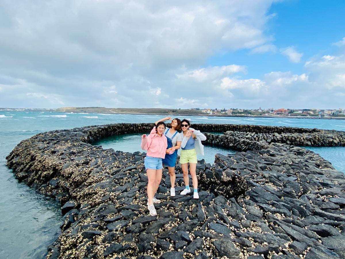 澎湖吃好玩好!台版馬爾地夫.龍蝦島抓龍蝦.寓教於樂種珊瑚.網美秘境石滬.豪華海鮮餐4日