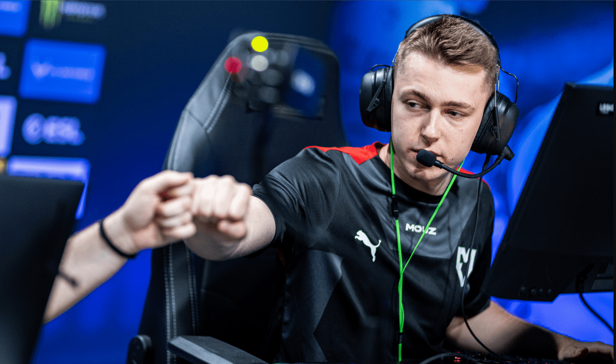 mouz选手准备进入比赛 mouz选手准备进入比赛