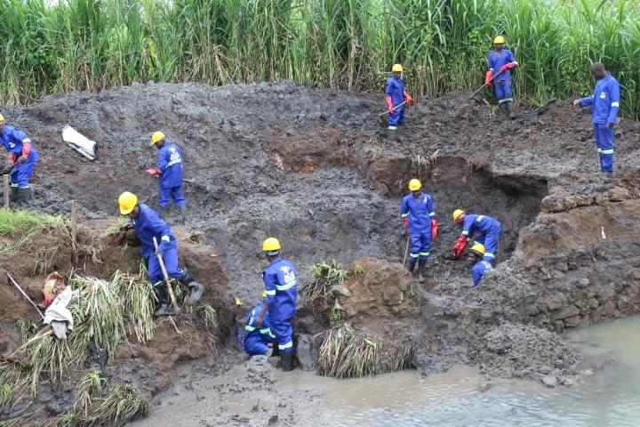 Workers doing Earthwork at Rivizi Bridge in Dedza Workers doing Earthwork at Rivizi Bridge in Dedza