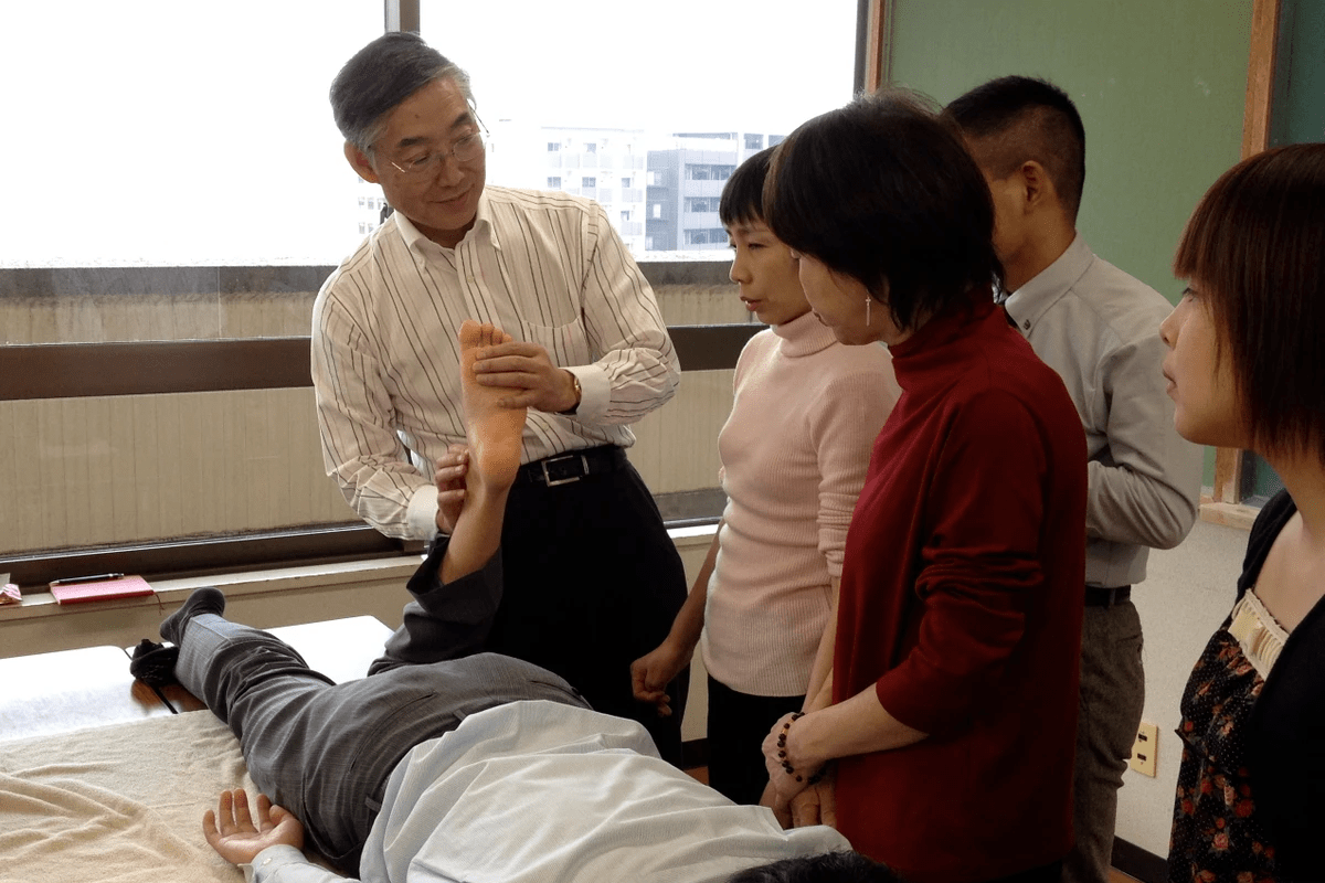 ヘルスキーパー協会で実技指導をする向野先生 ヘルスキーパー協会で実技指導をする向野先生