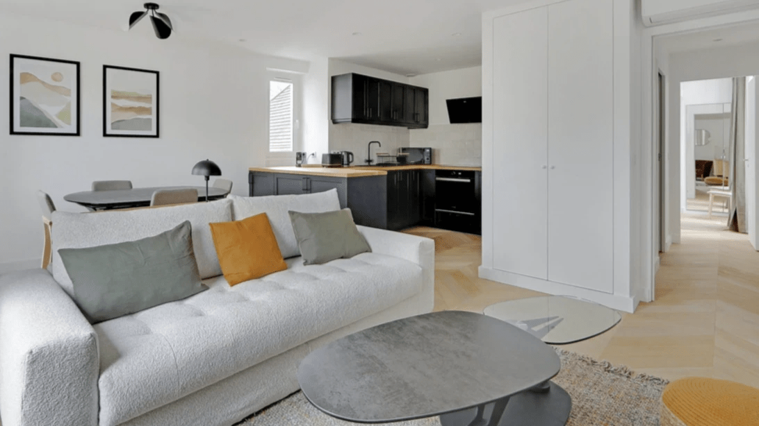 Un T2 valorisé avec un pack de meubles au style Design Italien Un T2 valorisé avec un pack de meubles au style Design Italien