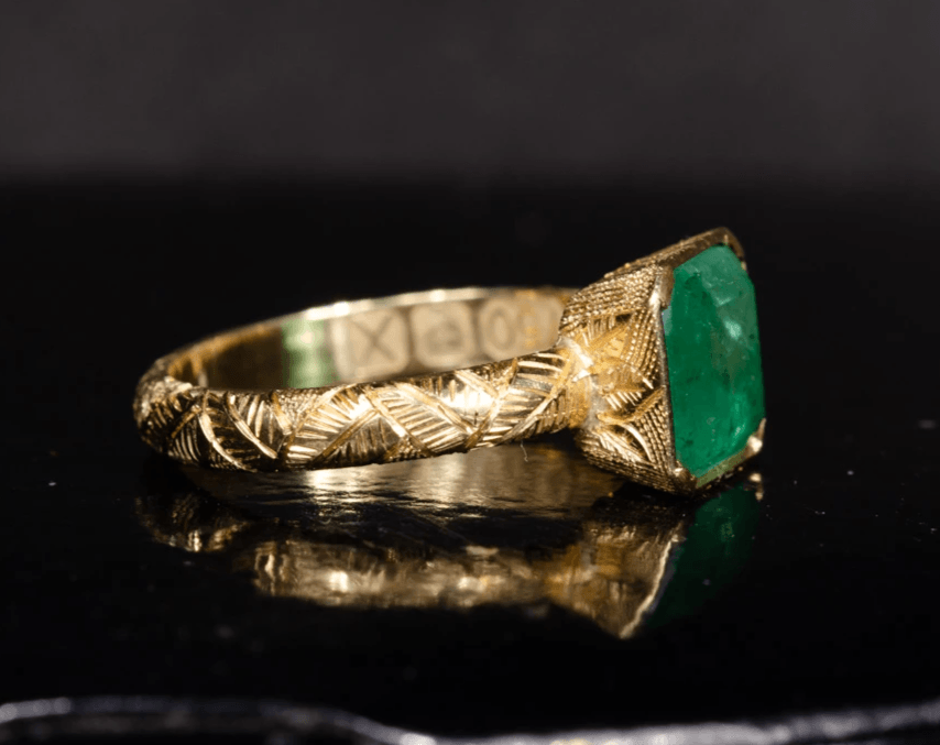 18kt yellow gold emerald ring 18kt yellow gold emerald ring