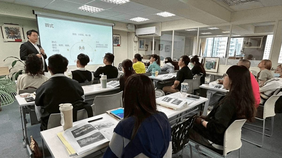 「寵物臨終關懷」與「寵物殯葬」產業正是在這樣的需求下迅速崛起。這不再是傳統的「動物屍體處理」,而是承載著飼主深厚情感的「生命禮儀服務」。然而,市場快速發展,專業人才卻極度稀缺。 您是否也看好這個充滿意義與溫度的產業?您是否想用最專業的知識,陪伴飼主與毛孩走過最後一哩路? 「寵物臨終關懷」與「寵物殯葬」產業正是在這樣的需求下迅速崛起。這不再是傳統的「動物屍體處理」,而是承載著飼主深厚情感的「生命禮儀服務」。然而,市場快速發展,專業人才卻極度稀缺。 您是否也看好這個充滿意義與溫度的產業?您是否想用最專業的知識,陪伴飼主與毛孩走過最後一哩路?
