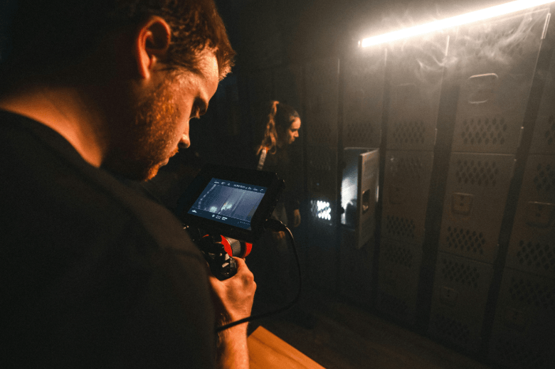 Hände entwickeln 35-mm-Film in der Dunkelkammer für professionelle Ergebnisse Hände entwickeln 35-mm-Film in der Dunkelkammer für professionelle Ergebnisse