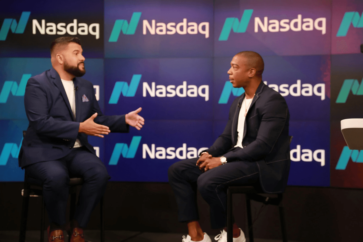 Emprendedor discutiendo un posible conflicto con capitalistas de riesgo Emprendedor discutiendo un posible conflicto con capitalistas de riesgo