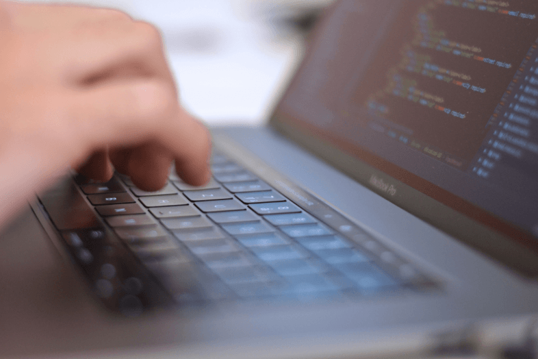 Webentwickler programmiert auf dem Laptop Webentwickler programmiert auf dem Laptop