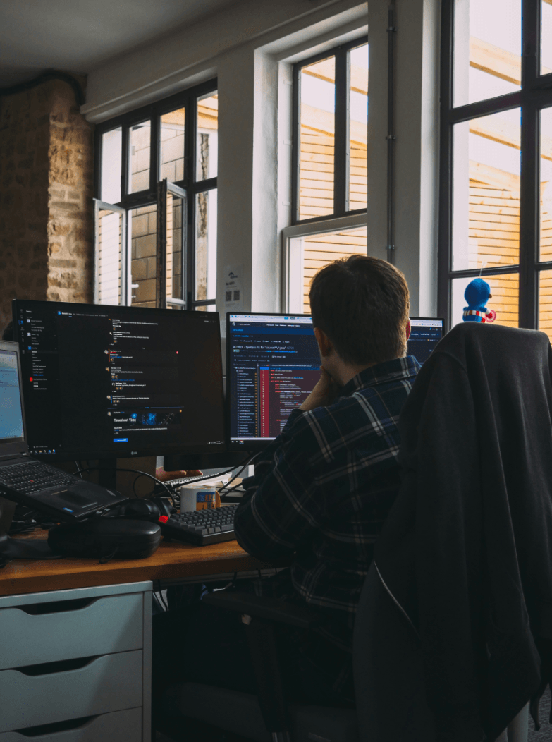Webentwickler, der an Programmierprojekten arbeitet Webentwickler, der an Programmierprojekten arbeitet