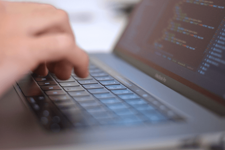 web developer programando em laptop web developer programando em laptop