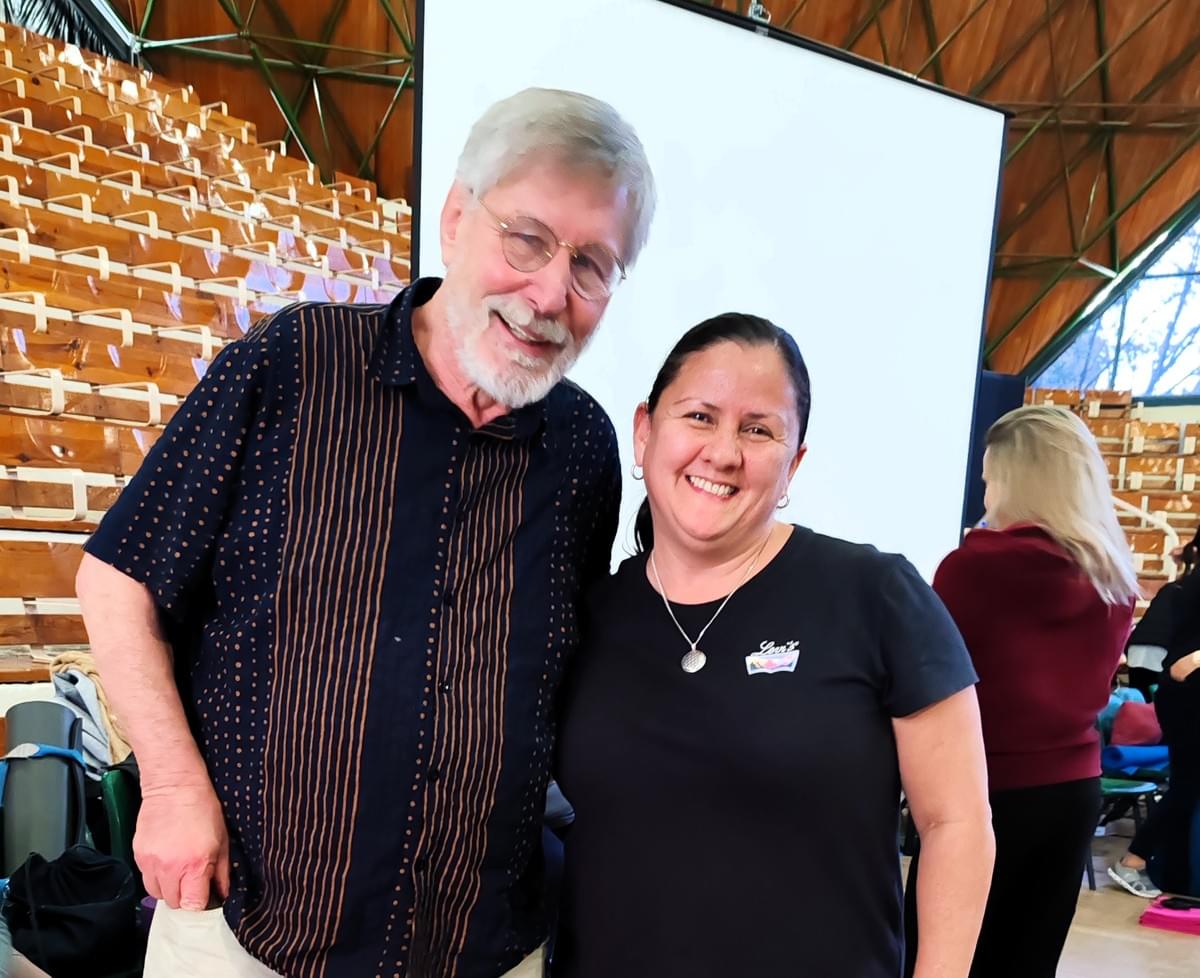 En 2025 me subí a un avión y me fui a Ciudad de México a conocer y aprender de Bessel van der Kolk, investigador por más de 30 años en abordajes de estrés postraumático. Además, escritor del libro El cuerpo lleva la cuenta. En 2025 me subí a un avión y me fui a Ciudad de México a conocer y aprender de Bessel van der Kolk, investigador por más de 30 años en abordajes de estrés postraumático. Además, escritor del libro El cuerpo lleva la cuenta.