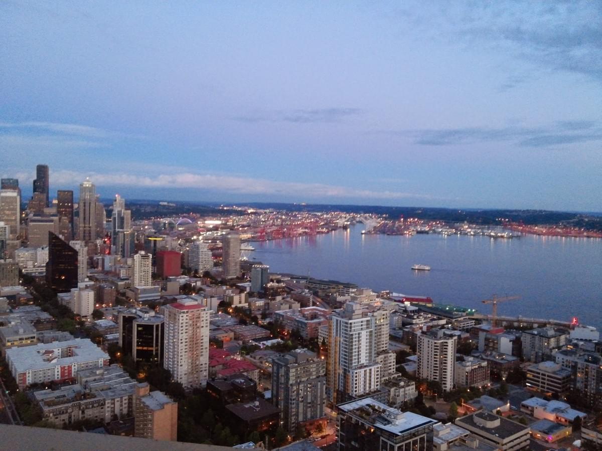 與 Gigi 一起在 Space Needle Tower 拍攝 Seattle 美景 與 Gigi 一起在 Space Needle Tower 拍攝 Seattle 美景