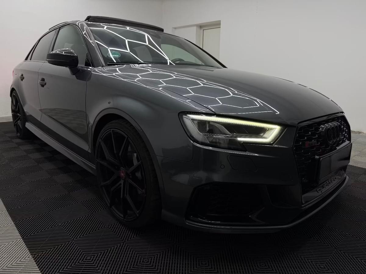 AUDI RS3 BERLINE – 2.5 TFSI 400CH QUATTRO S-TRONIC – GRIS DAYTONA NACRÉ – PACK OPTIQUE NOIR – MOTEUR