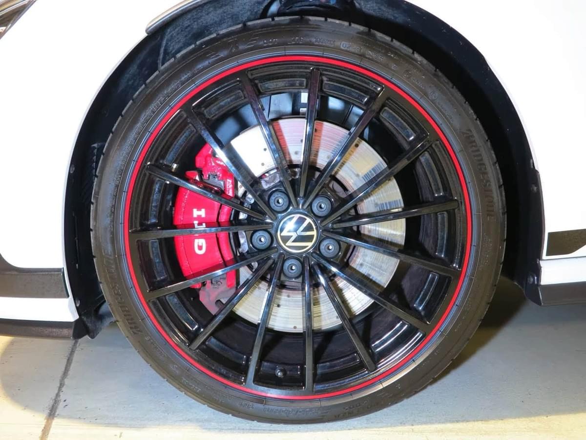 VOLKSWAGEN GOLF 8 GTI CLUBSPORT AKRAPOVIČ – 300 CH