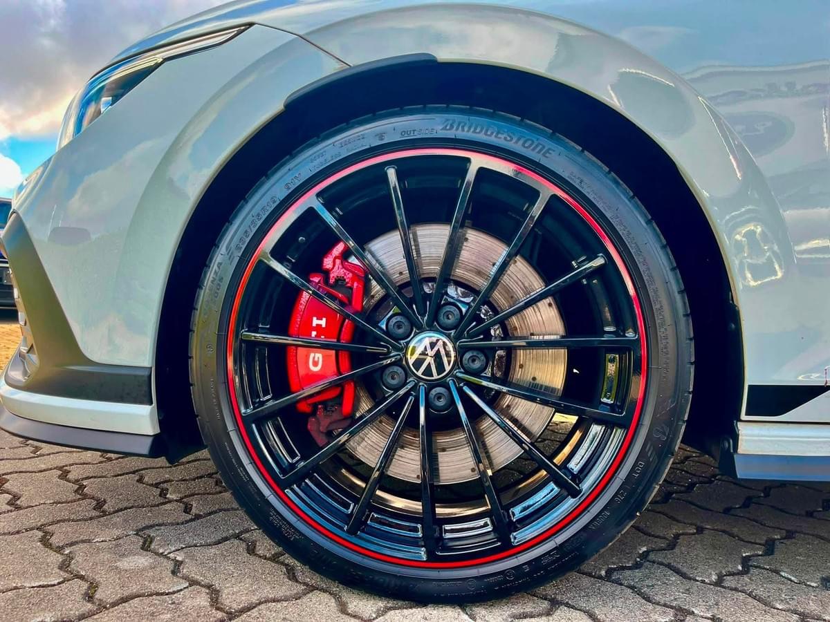 VOLKSWAGEN GOLF 8 GTI CLUBSPORT AKRAPOVIČ – 300 CH