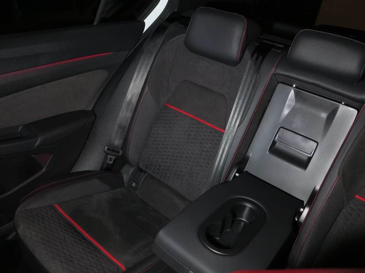 VOLKSWAGEN GOLF 8 GTI CLUBSPORT AKRAPOVIČ – 300 CH