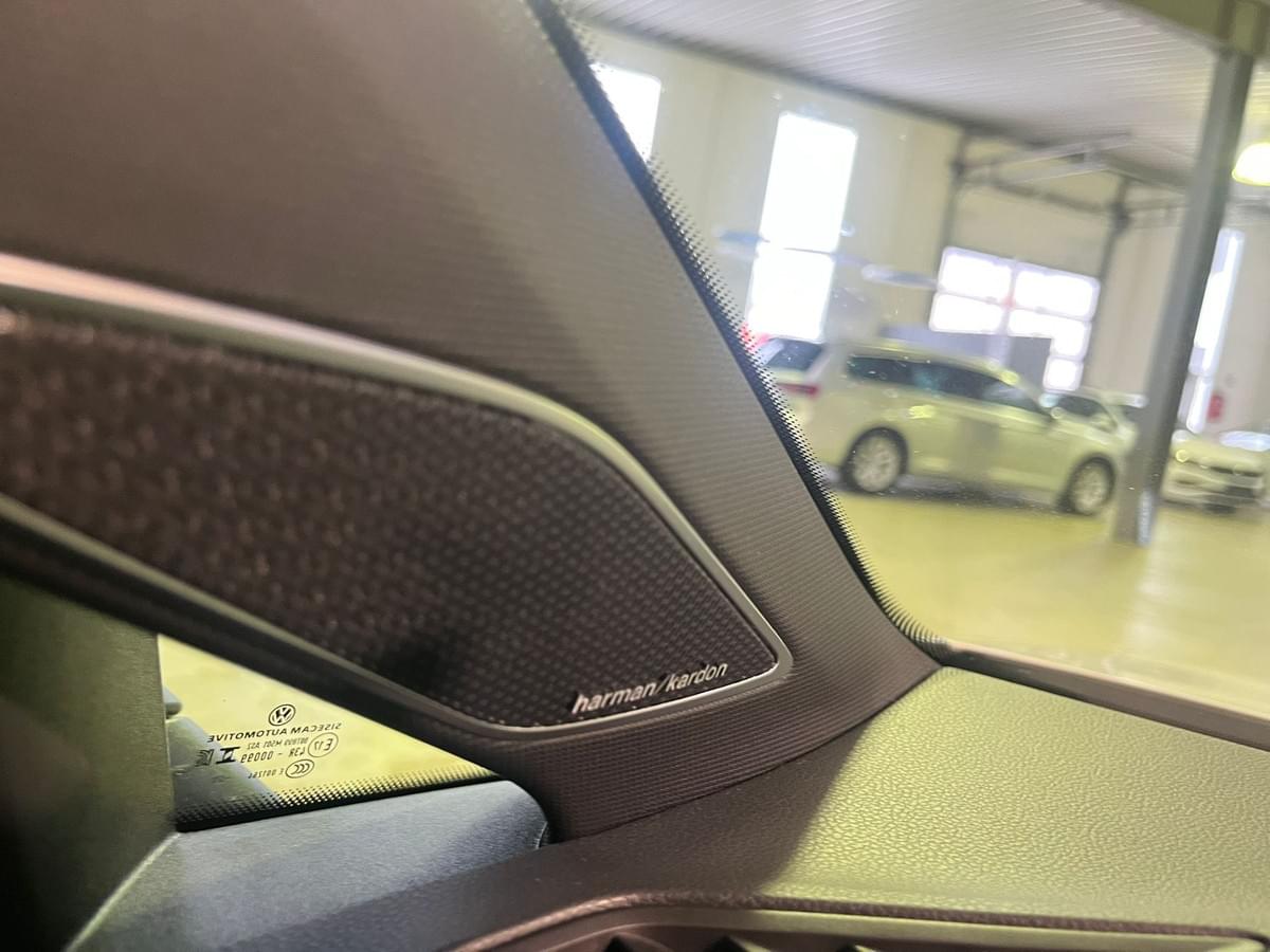 VOLKSWAGEN GOLF VIII R – ÉDITION 20 ANS ANNIVERSAIRE – 333 CH